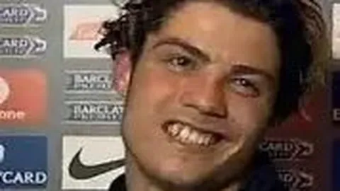 劳拉·伍兹荣获“全球最美女神”殊荣，红衣加身更显风采